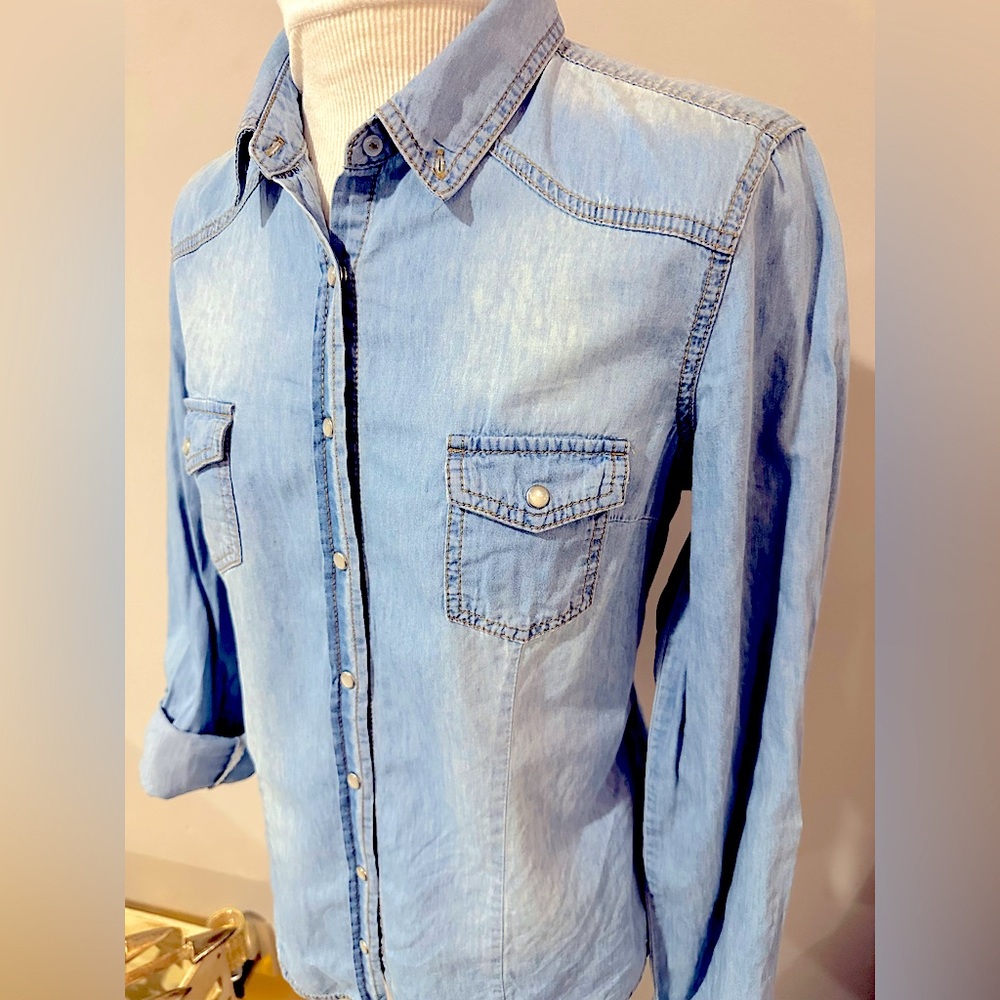 Women’s light denim snap button down western stitching shirt. EUC Size Large